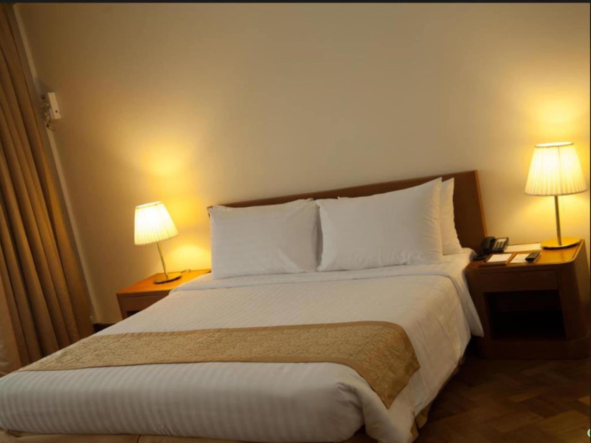 Inya Hotel 4*